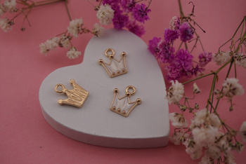 Korona biała / zawieszka / 12x11mm / metal / złoty / 1szt