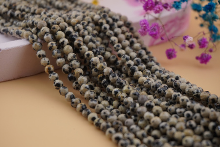 Jaspis dalmatyńczyk / kula fasetowana / 4mm / sznur / około 84szt