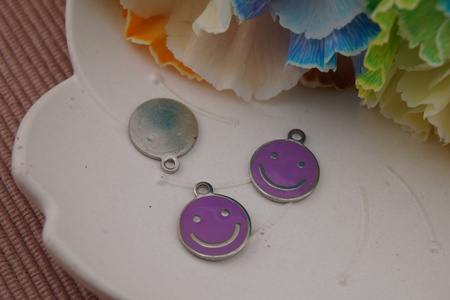 Emotka uśmiechnięta / zawieszka / stal chirurgiczna / 12 mm / srebrny / fioletowy /1szt