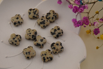 Jaspis dalmatyńczyk / koniczynka fasetowana / 12x12mm / otwór 1mm / grubość 5mm / 1szt