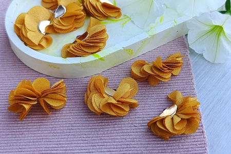 Kwiatek ozdobny / zawieszka / 20x35mm / metal, tkanina / musztardowy / 1szt