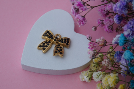 Kokardka z czarnymi cyrkoniami / zawieszka / stal chirurgiczna / 19x17mm / złoty / 1szt