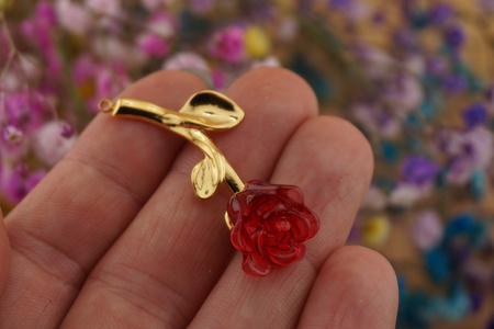 Czerwona róża / zawieszka ze stali chirurgicznej / 40x15mm / złoty / 1szt