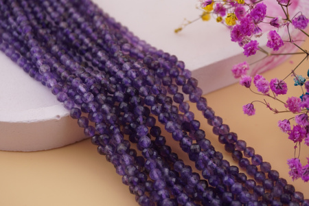 Ametyst / kula fasetowana / 4mm / sznur / 100szt