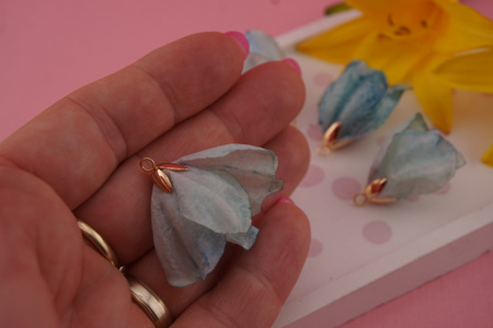 Kwiatek ozdobny / tkanina impregnowana, metal antyalergiczny/ niebiesko-fioletowy / ok 30x22mm / 1szt