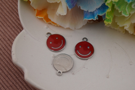 Emotka uśmiechnięta / zawieszka / stal chirurgiczna / 12 mm / srebrny / czerwony /1szt