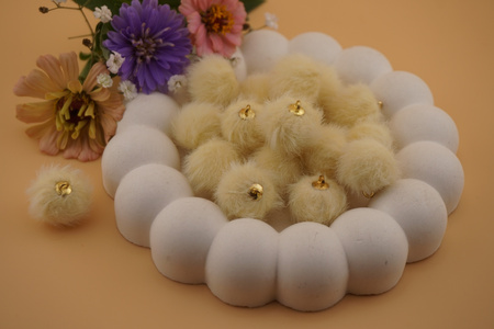 Pomponik / zawieszka / 18mm / masełko /1szt