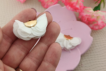 Kwiatek ozdobny / zawieszka / 20x35mm / metal, tkanina / biały / 1szt