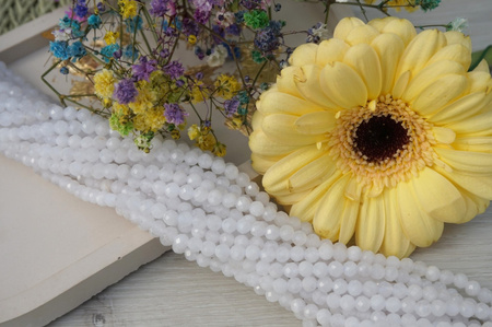 Jadeit / kula fasetowana / 4mm / biały / sznur / 90szt