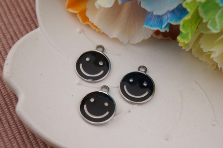 Emotka uśmiechnięta / zawieszka / stal chirurgiczna / 12 mm / srebrny / czarny /1szt