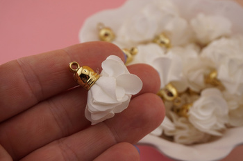 Kwiatek z tkaniny / biały / metal antyalergiczny/ różowy / ok 30mm / 1szt
