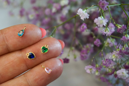 Kropla mini / kryształ w oprawie / zawieszka / 8x3mm / miedź / złoty, czerwony / 2szt