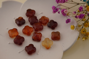 Agat czerwony / koniczynka fasetowana / 12x12mm / otwór 1mm / grubość 5mm / 1szt