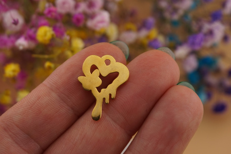 Serce z motylkiem różowym / zawieszka ze stali chirurgicznej / 21x15mm / złoty / 1szt