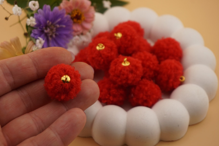 Pomponik baranek / zawieszka / 20mm / czerwony / 1szt