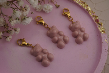 Miś różowy / zawieszka / żywica / stal chirurgiczna / 5,8x16,2mm / złoty / 1szt