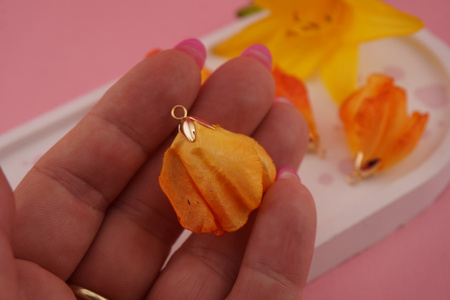 Kwiatek ozdobny / tkanina impregnowana, metal antyalergiczny/ pomarańczowo -żółty / ok 30x22mm / 1szt