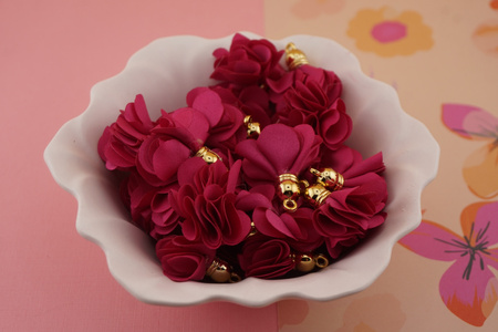 Kwiatek z tkaniny / pink / metal antyalergiczny/ różowy / ok 30mm / 1szt
