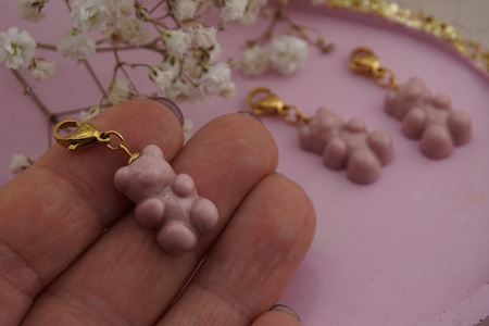 Miś różowy / zawieszka / żywica / stal chirurgiczna / 5,8x16,2mm / złoty / 1szt