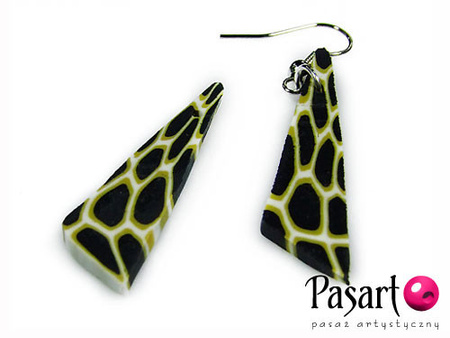 Koraliki fimo, czarno-zielone / trójkąt / 40x11x4m / otwór 1mm / 1szt