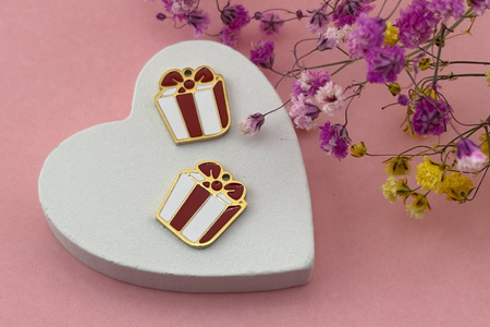 Prezent czerwony / zawieszka emaliowana ze stali chirurgicznej / 12x14mm / złoty / 1szt