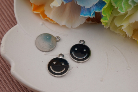 Emotka uśmiechnięta / zawieszka / stal chirurgiczna / 12 mm / srebrny / czarny /1szt