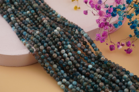 Apatyt / kula fasetowana / 4mm / sznur / około 84szt