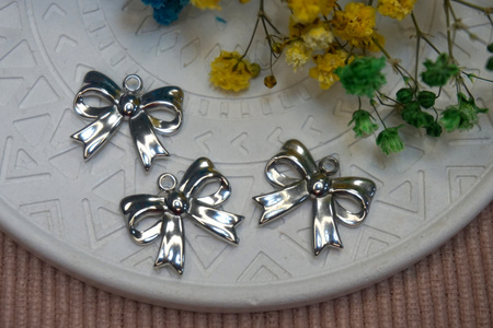 Kokardka / zawieszka / stal chirurgiczna / 14x15mm / srebrny / 1szt