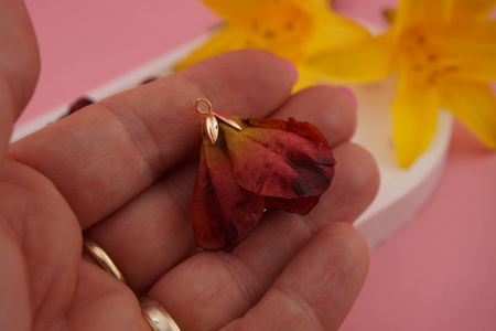 Kwiatek ozdobny / tkanina impregnowana, metal antyalergiczny/ bordowy podpalany / ok 30x22mm / 1szt