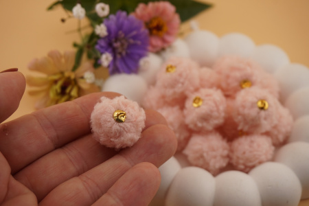 Pomponik baranek / zawieszka / 20mm / pudrowy / 1szt