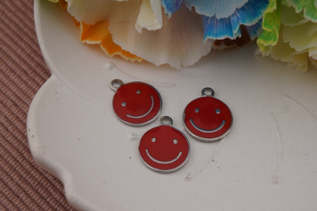 Emotka uśmiechnięta / zawieszka / stal chirurgiczna / 12 mm / srebrny / czerwony /1szt