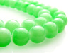 Koraliki szklane mleczne, zielone z połyskiem - kula 6mm, sznur - 140szt.