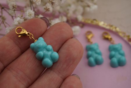 Miś niebieski / zawieszka / żywica / stal chirurgiczna / 5,8x16,2mm / złoty / 1szt