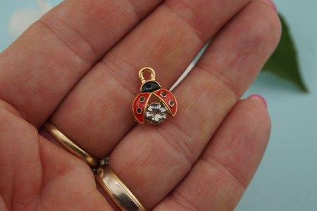 Biedronka czerwona / zawieszka / 11,5x15mm / metal / złoty / 1szt