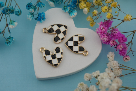Serce szachownica / czarny / zawieszka emaliowana / metal / 15x13mm/ złoty / 1szt