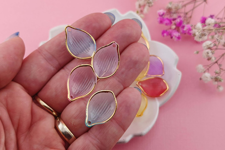 Płatki akrylowe / 2 gatunek / multikolor / 22x15mm / otwór 2mm / 20 płatków