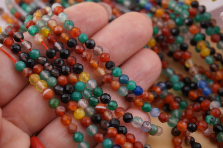 Agat multikolor / kula fasetowana / 4mm / sznur / około 84szt