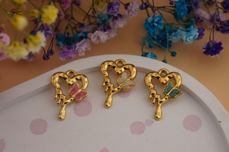 Serce z motylkiem różowym / zawieszka ze stali chirurgicznej / 21x15mm / złoty / 1szt