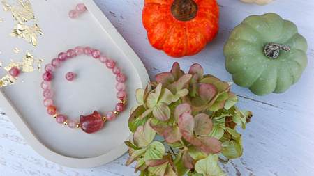 Kwarc truskawkowy / Kot / przekładka / 14x15x8mm / otwór 0.7mm / 1szt