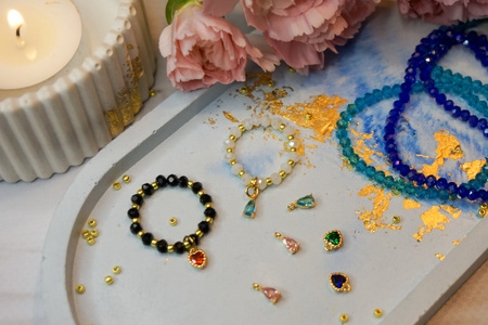 Kropla mini / kryształ w oprawie / zawieszka / 8x3mm / miedź / złoty, czerwony / 2szt