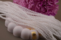 Chalcedon / kula / 4mm / Porcelain White / sznur / 90szt