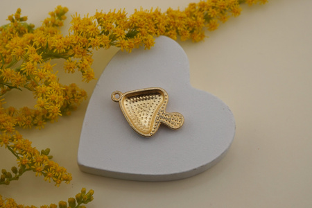 Muchomor w kolorowe kropki / różowy / zawieszka emaliowana / 15x23mm / metal / złoty / 1szt