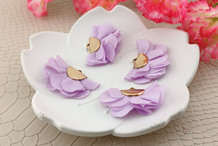 Kwiatek ozdobny / zawieszka / 20x35mm / metal, tkanina / liliowa / 1szt