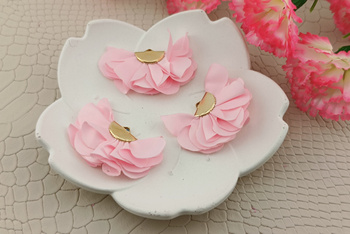 Kwiatek ozdobny / zawieszka / 20x35mm / metal, tkanina / pudrowy róż / 1szt