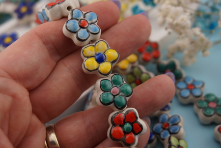 Kwiatek ceramiczny malowany ręcznie / 15mm / zielony / ceramika / 1szt