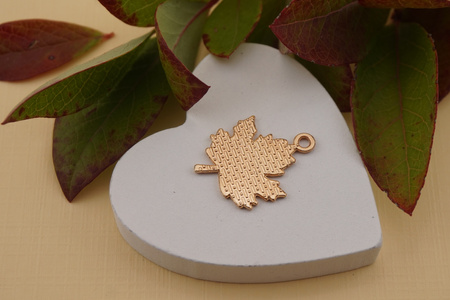 Jesienny liść / zawieszka emaliowana / 22x17mm / metal / złoty / 1szt