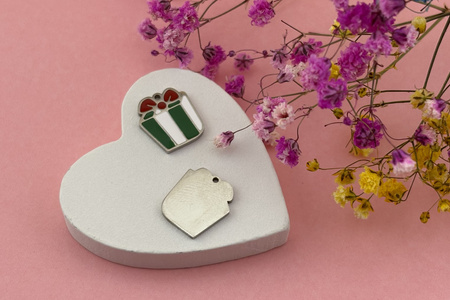 Prezent zielony / zawieszka emaliowana / stal chirurgiczna / 12x14mm / srebrny / 1szt