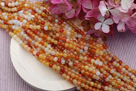 Jadeit złoty / kula / 4mm / sznur / około 90szt