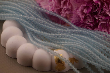 Chalcedon / kula / 4mm / Blady niebieski / sznur / 90szt