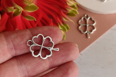 Koniczynka / zawieszka charms / 25x18mm / kolor srebrny / 10szt